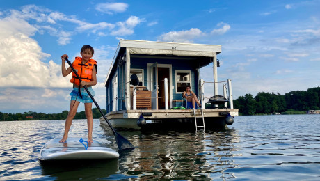Familienurlaub auf elektrischem Hausboot