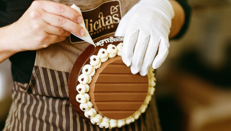 Tortenmalerei in der Confiserie Felicitas