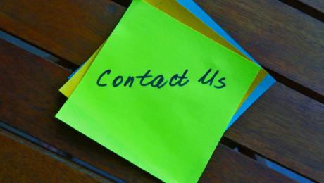 Foto von Post-Its mit Contact Us