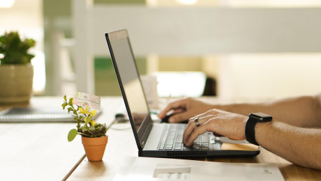 Person arbeitet an Laptop