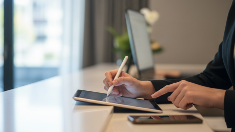 Fotorealistisches Nahaufnahme-Foto in einer modernen Hotelrezeption. Der Bildausschnitt zeigt ausschließlich die Hände und Unterarme eines Gastes, der mit einem digitalen Stift auf einem Tablet unterschreibt, das auf dem Empfangstresen liegt.