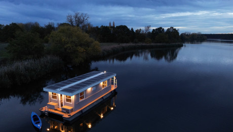 Luftaufnahme eines Elektro-Hausboots in der Abenddämmerung