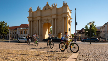 Radfahrer vor dem Brandenburger Tor in Potsdam