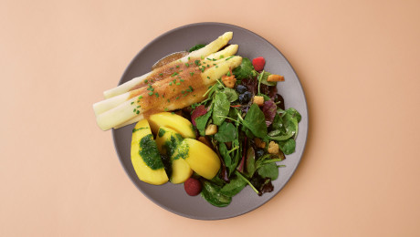 Teller mit Spargelgericht Restaurant Seewirtschaft Resort Mark Brandenburg