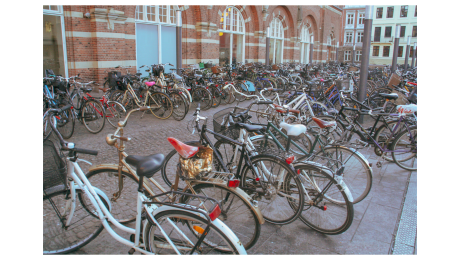 Fahrräder vor einem Bahnhofsbegäude
