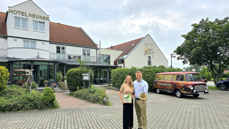 Inhaber des Flair Hotel Reuner mit der Auszeichnung GreenSign vor dem Hotel