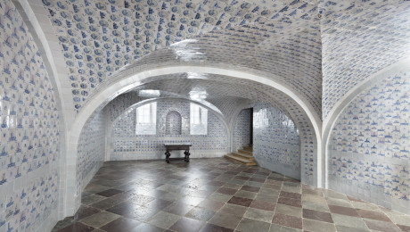 Geschwungenes Gewölbe des Fliesensaals im Schloss Caputh