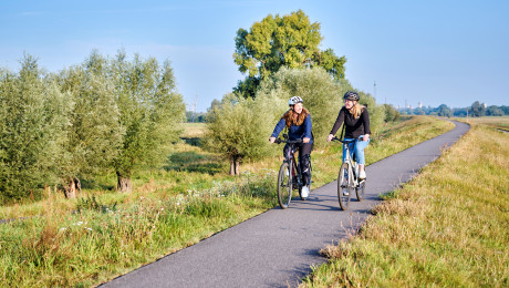 Foto von zwei Fahrradfahrerinnen auf dem Elbdeich