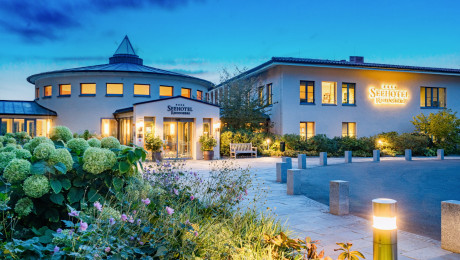 Frontansicht des Seehotel Rheinsberg bei Nacht