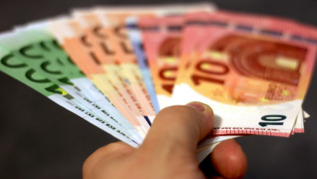 Hand mit Euroscheinen