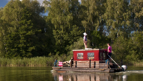 Bootstouristen auf einem Bungalowboot