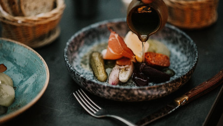 Teller mit angerichtetem Essen