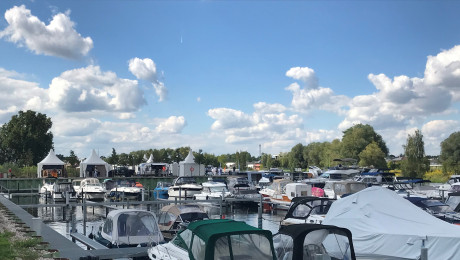 Boote am Steg im Hafen