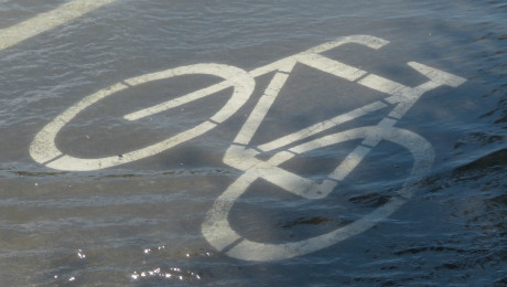 Wasser steht nach einem Unwetter auf einem Radweg