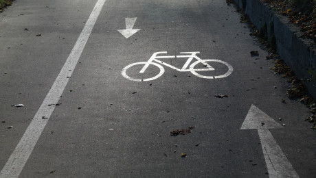 Foto von Radweg mit Beschilderung