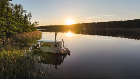 Kampage "Unterwegs zu neuen Ideen"_Hausboot am See
