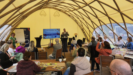 Blick in den Dome auf dem Gelände des 360° by teamgeist mit Teilnehmerinnen