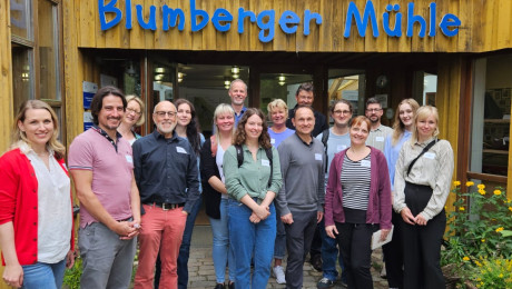 Teilnehmende eines Workshops in Gruppenbild vor der Blumberger Mühle