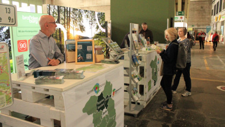 Messestand des Netzwerk Natur-Aktiv auf der VELOBerlin 2025
