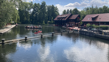 Touristen auf dem Wasser im Kahn in Lübben