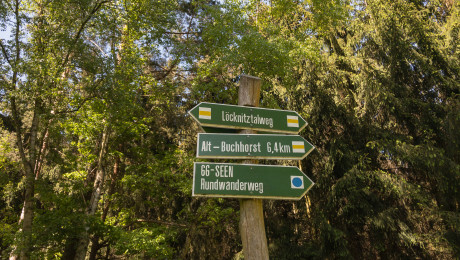 Wegweiser mit der Beschriftung 66-Seen-Wanderweg