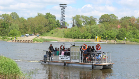 Mit Touristen besetzte Fähre über die Oder