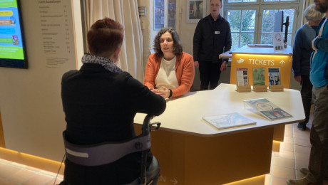 barrierefrei gestalteter Beratungscounter in der Touristinformation Burg Storkow