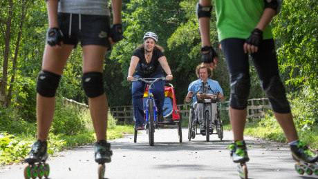 Inlineskater, Radfahrer und Handbiker auf der Flaemingskate