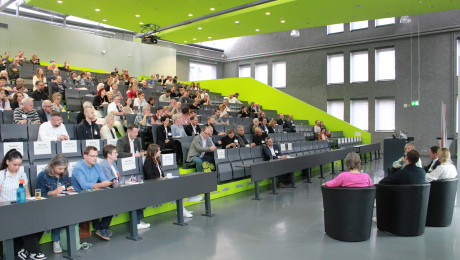 Teilnehmerinnen und Teilnehmern sitzen in einem Vorlesungsaal der TH Wildau zur Landesradverkehrskonferenz