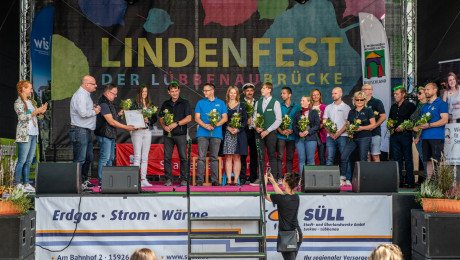 Ausgezeichnete der QStadt Lübbenau auf Bühne beim Lindenfest