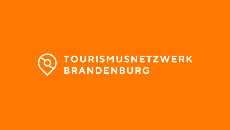 Bild-Wortmarke des Tourismusnetzwerks Brandenburg auf orangenem Hintergrund