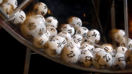 Lottokugeln in einer Trommel