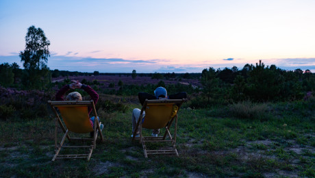 Zwei Menschen im Liegestuhl in der Kyritz-Ruppiner-Heide am Abend.