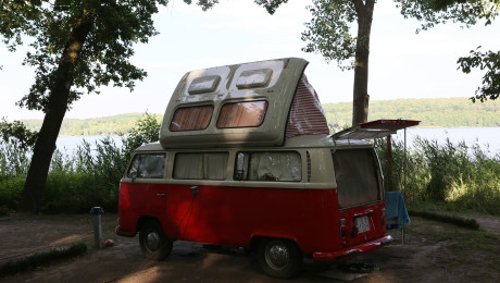 Bulli auf Campingplatz