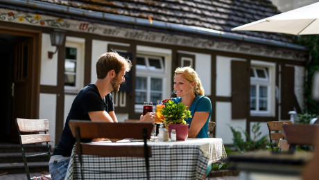 Mann und Frau in der Gaststätte Fontanehaus