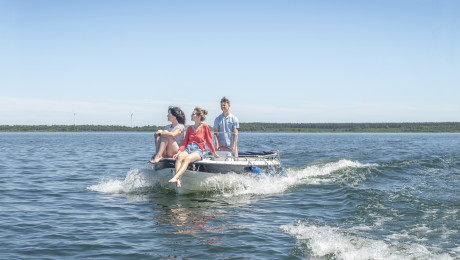 Motorboot auf dem See, Frauen sitzen auf dem Bug