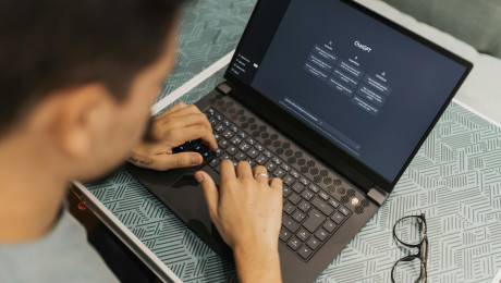 Aufgeklappter Laptop mit ChatGPT Webseite