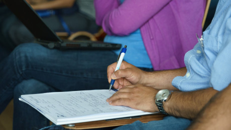 Foto von einem Menschen, der sich Notizen macht