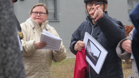 Besucher bei inklusiver Führung Gedenkstätte für die Opfer der Euthanasie Morde Brandenburg an der Havel 