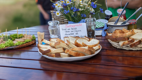 Regionale Lebensmittel auf einem Tisch dekoriert