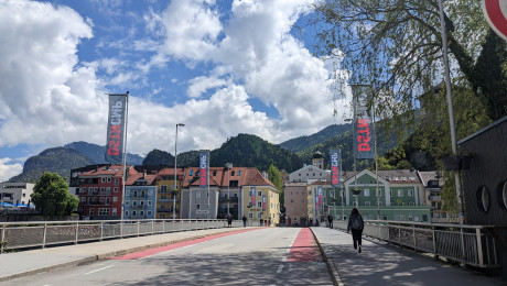Foto von einer brücke in Kufstein mit Beflaggung "DestinationCamp"