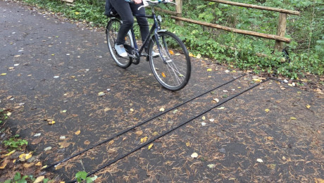 Fahrradfahrer, der über "Tubes" zur Besuchermessung fährt