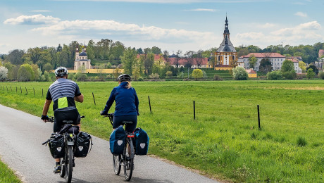 Zwei Radfahrer am Kloster Neuzelle