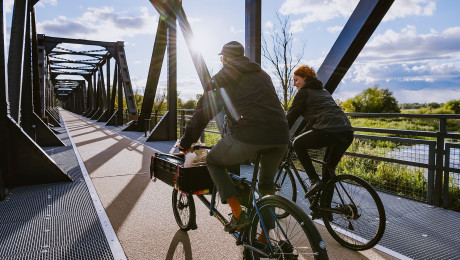 Foto von Radfahrern an der Europabrücke