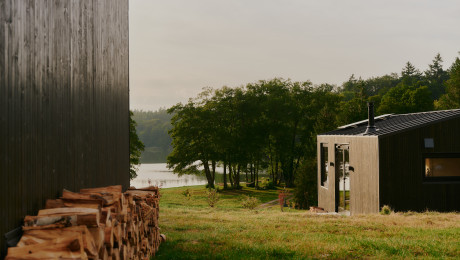 Blick auf eine cabin und auf den See