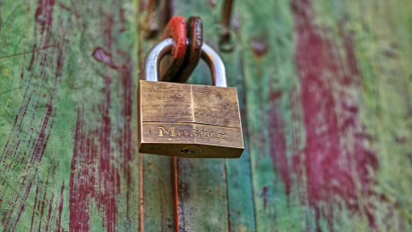 Foto von Hängeschloss vor Tür
