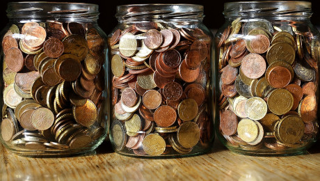 Münzen in Gläsern zum Sparen