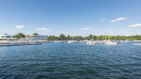 Stadthafen Senftenberg vom Wasser aus mit Bootsstegen