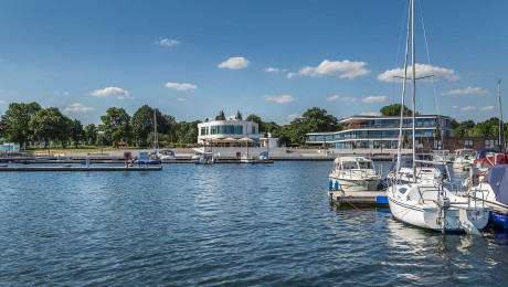 Stadthafen Senftenberg vom Wasser aus mit Segelbooten