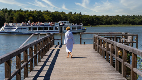 Touristin auf dem Steg des Seehotels Rheinsberg